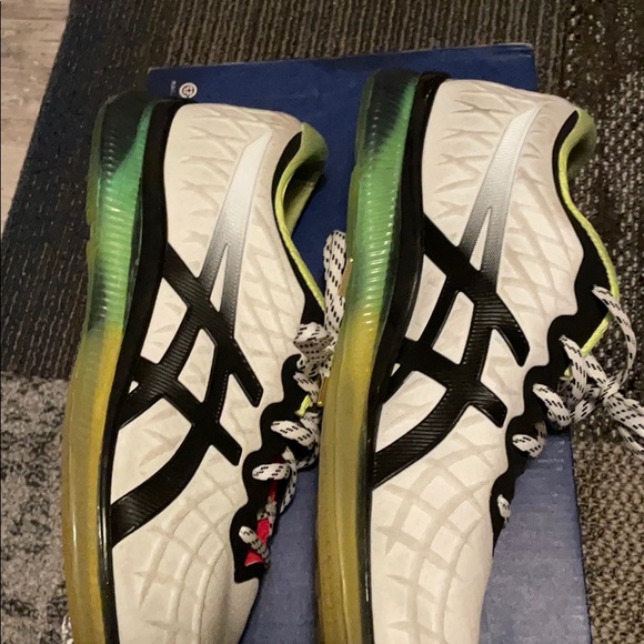 ASICS running main image 4
